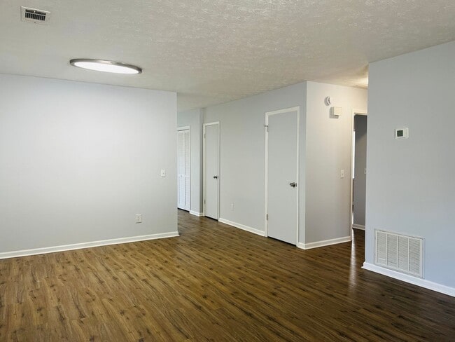 Building Photo - 104 Peachtree Ct