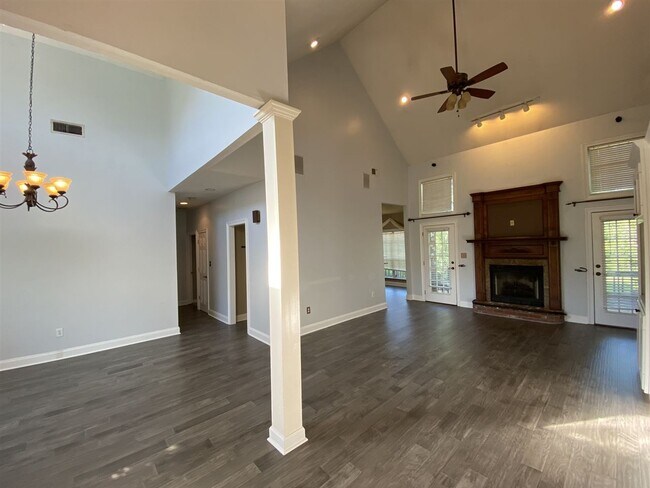 Building Photo - 244 Greensview Dr