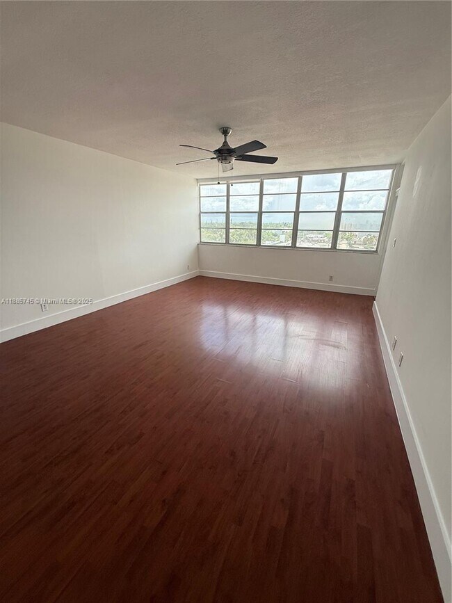 Foto del edificio - 2025 NE 164th St