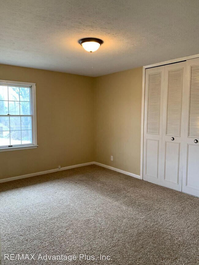 Building Photo - 658 College Dr