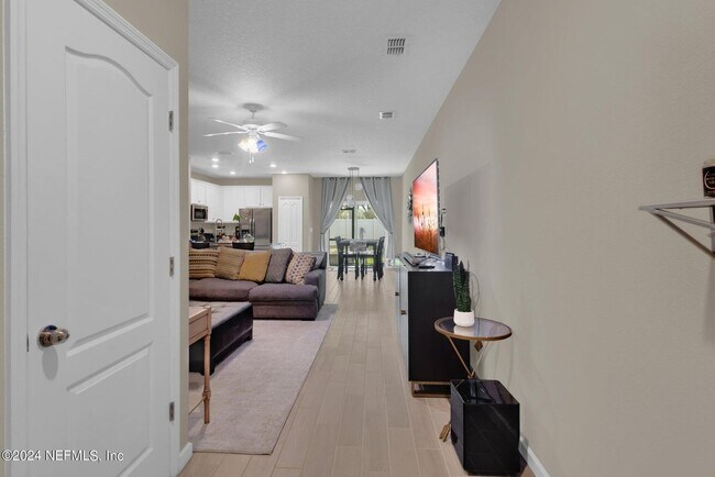 Foto del edificio - Beautiful townhome with modern and stylish...