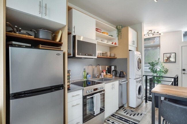 Foto del edificio - 3843 21st Ave SW