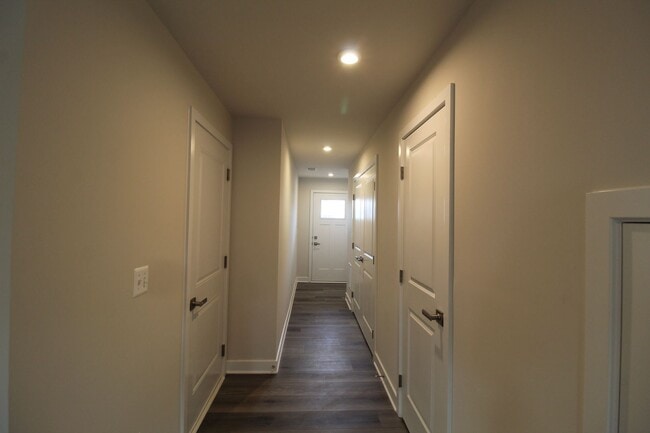 Building Photo - 3 Bedroom 2.5 Townhome Available Now!