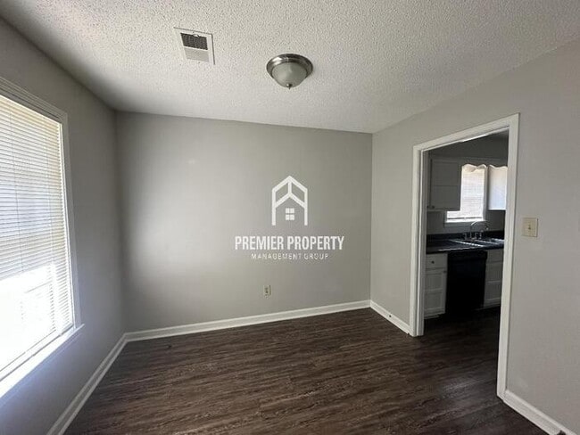 Building Photo - 2222 Tulip Trail Cove