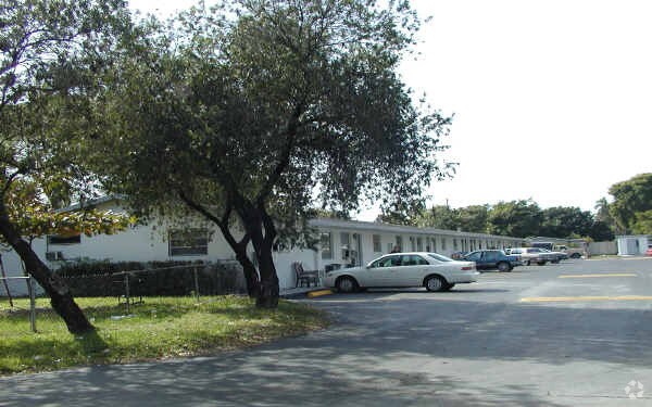 Foto del edificio - 4651-4701 SW 32nd Ave