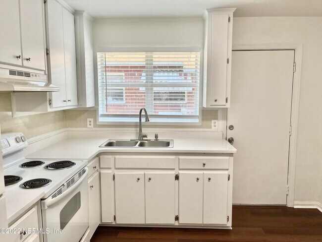 Foto del edificio - 2553 Myra St
