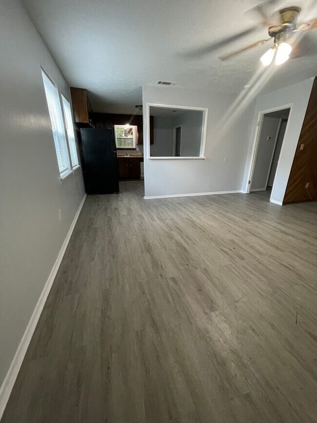 Building Photo - 2 bedroom duplex off 441 N Available Now!