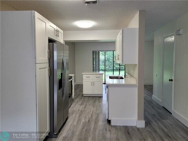 Foto del edificio - 9847 Riverside Dr