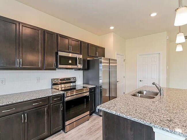 Foto del edificio - 7440 Helliwell St