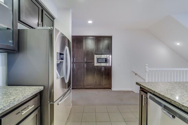 Building Photo - Appealing 3-bedroom, 3 -bathroom home loca...