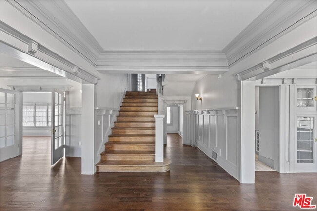 Building Photo - 344 S Kingsley Dr