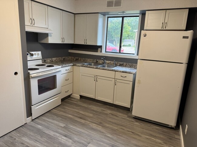 Building Photo - 317 N Bridge Ln