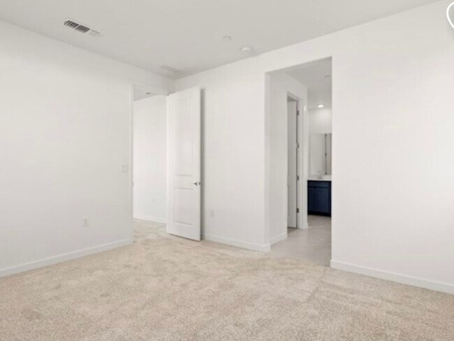 Building Photo - 4 Bedroom Single Family Home in Sacramento