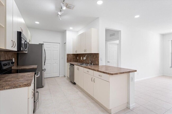 Building Photo - 3561 Forest Hill Blvd