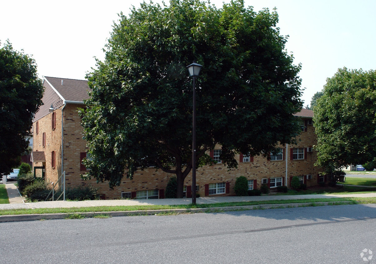 Building Photo - Armour Court Apartments