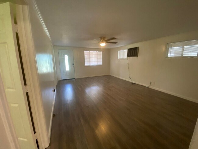 Foto del edificio - Large Brick Home with 2 Living spaces!
