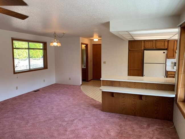 Building Photo - Large 2 Bedroom Hucrest Home!