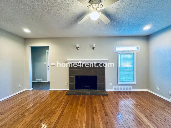 Foto del edificio - Adorable Home Featuring Wood Floors, SS Ap...