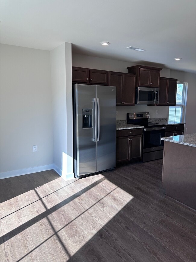 Building Photo - 483 Grandiflora Ave