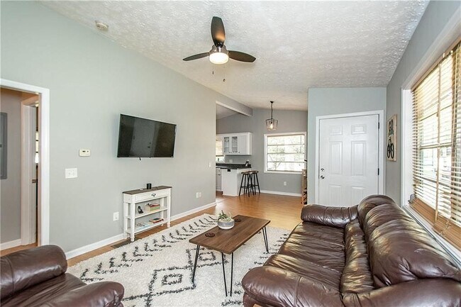 Building Photo - 688 Inglewood Dr