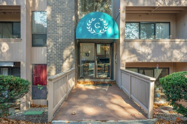 Building Photo - 10 Shrewsbury Green Dr