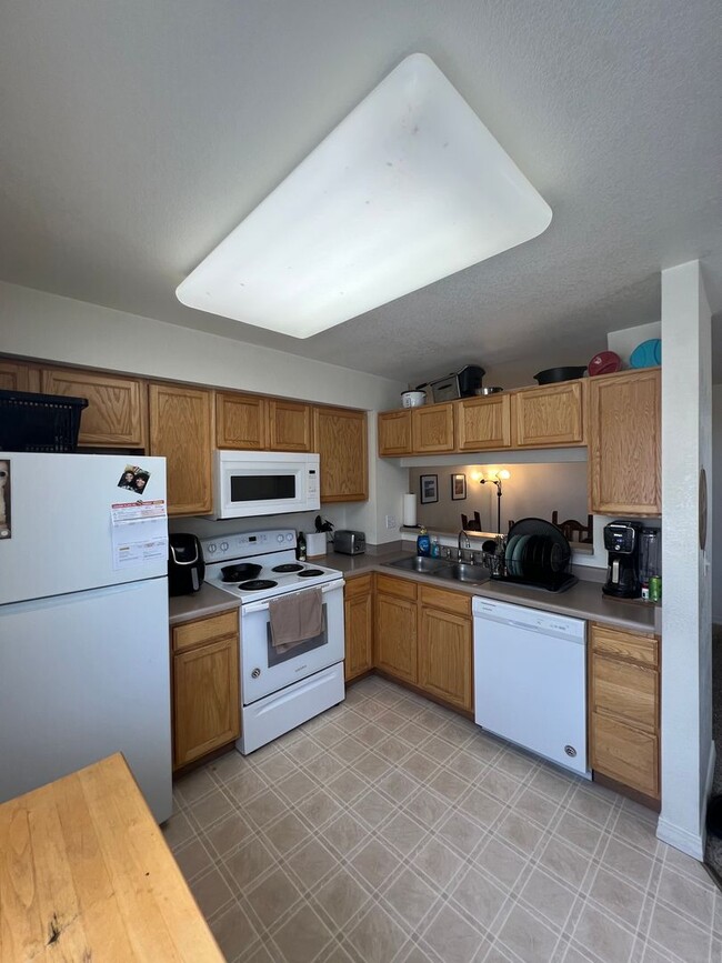 Building Photo - Beautiful 2Bd 1.5Bath Condo Close to Every...