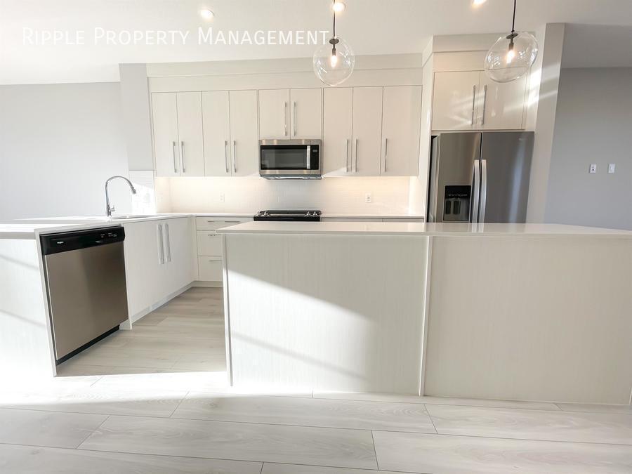 Photo principale - Modern 3 Beds, 2.5 Baths Main Floor/ Upper...