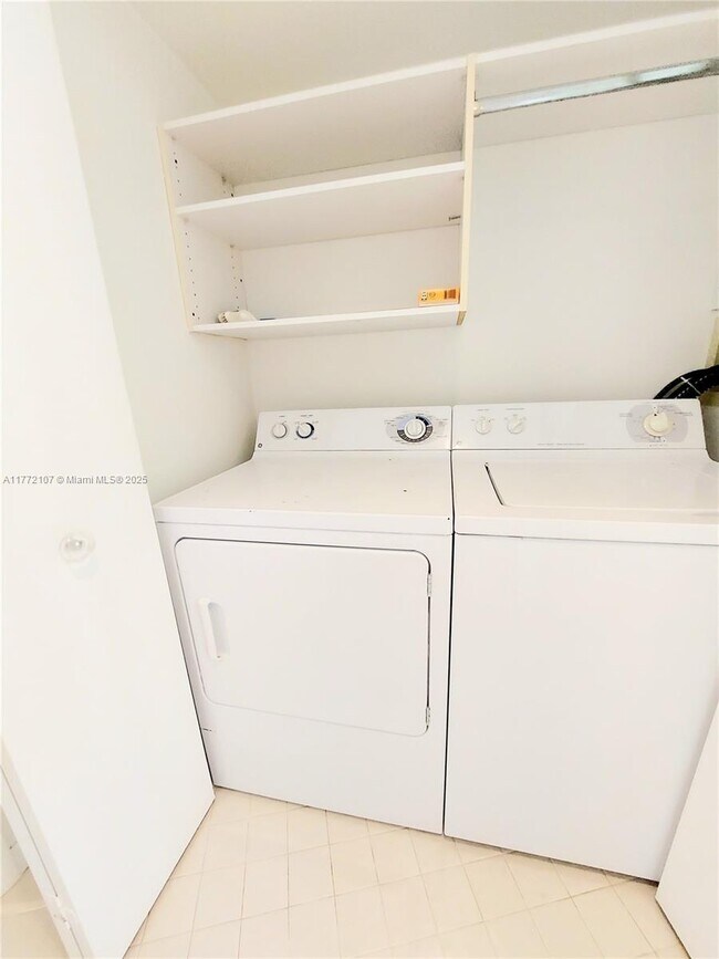 Foto del edificio - 1000 W Island Blvd