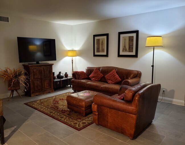 Foto del edificio - 5870 Green Valley Cir