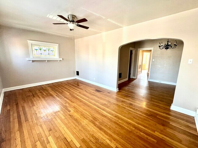 Foto del edificio - 4930 Tholozan Ave