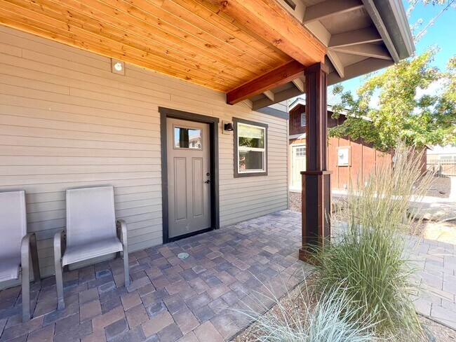 Foto del edificio - CHECK OUT THIS COZY STUDIO APARTMENT NEAR DOWNTOWN SISTERS!