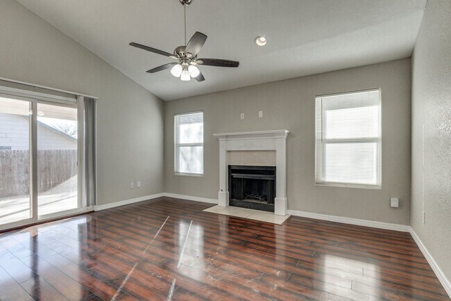 Building Photo - Three bed/two bath home near Kilpatrick turnpike