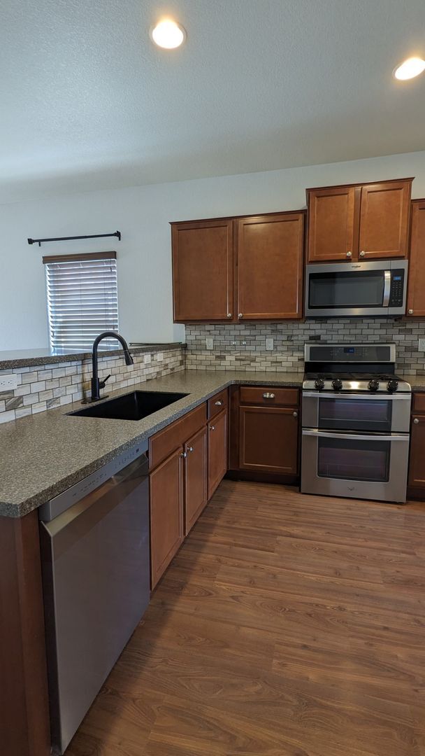 Building Photo - BEAUTIFUL MODERN 3 BED/2 BATH RAMBLER IN F...