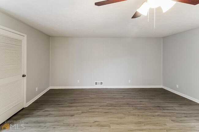 Foto del edificio - 6386 Woodlawn Ave