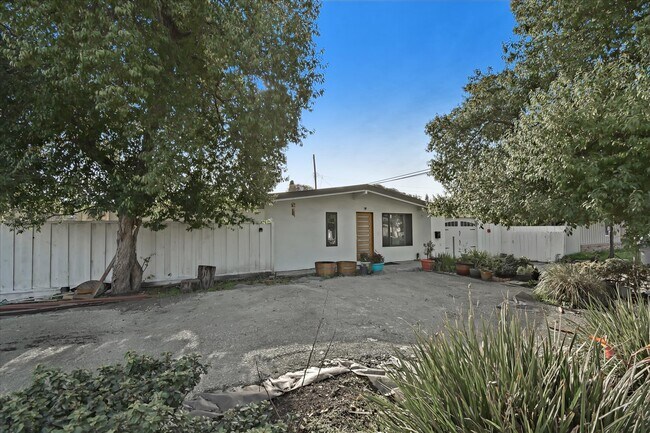 Building Photo - 998 Bridgewood Way