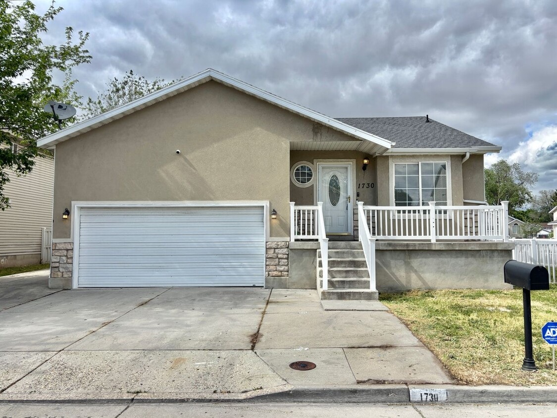 Primary Photo - Bright & Spacious Rambler in Rose Park!