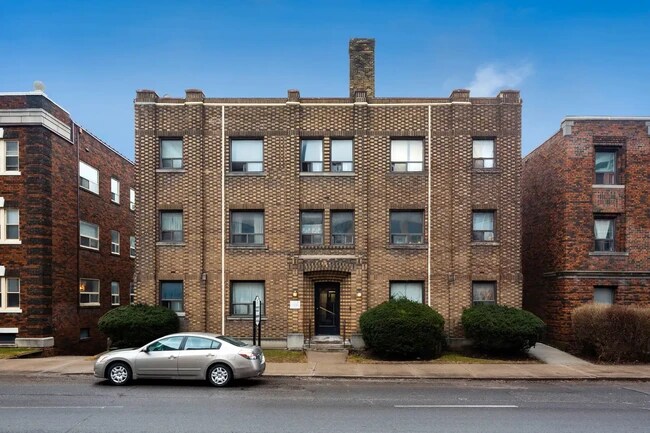 Building Photo - 115 Eglinton Av W
