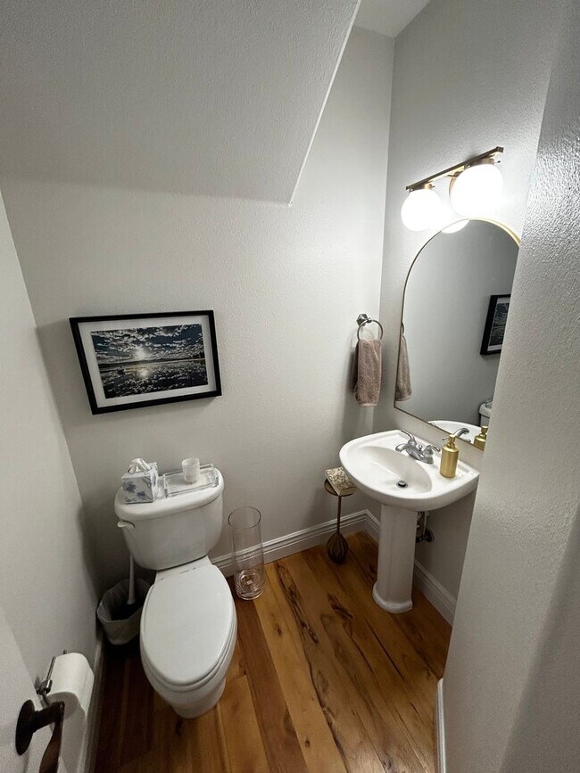 Foto del edificio - Charming 3-Bedroom home with 2 car garage in Prime Location