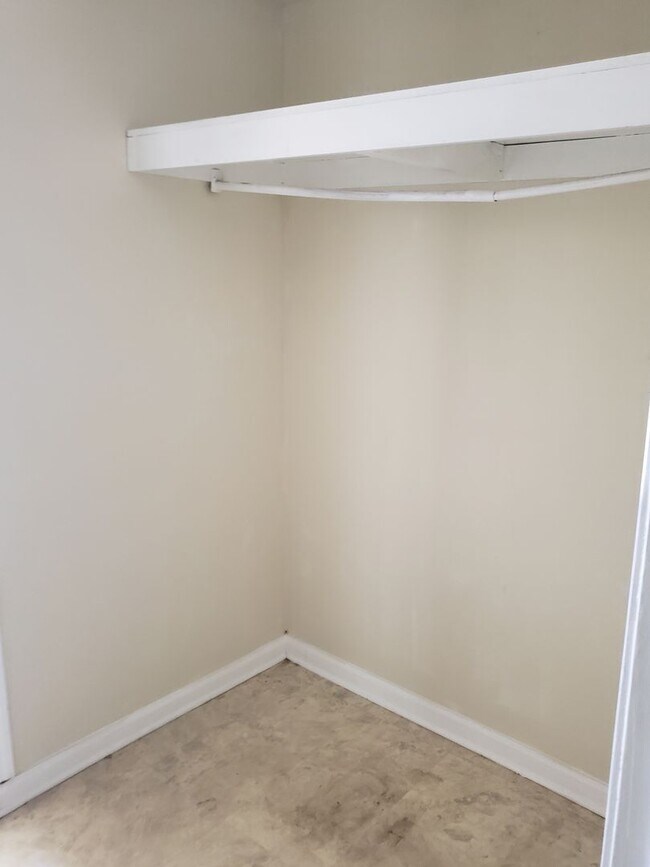 Foto del edificio - 4 or 5 Bedroom home, central air and heat