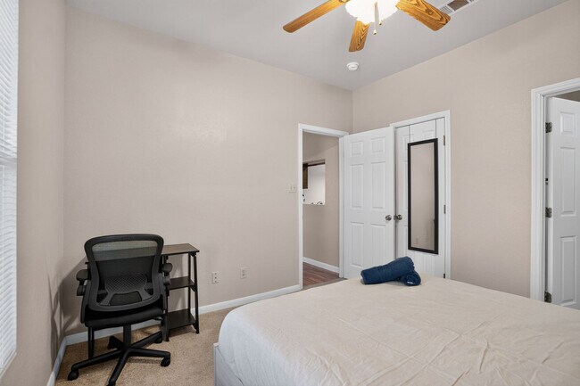 Foto del edificio - 115 S Lhs Dr