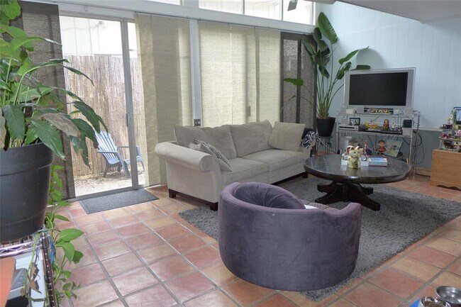 Foto del edificio - 1304 Mariposa Dr