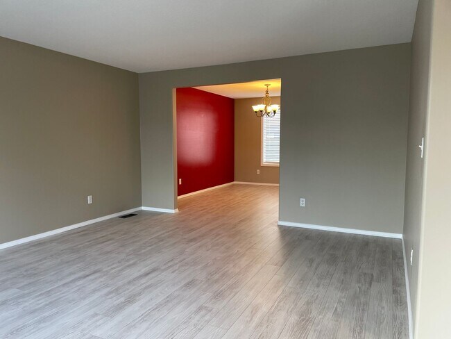 Foto del edificio - HALF MONTH FREE OF RENT Spacious 5 Bedroom Home! Granite Counters! Pet friendly! Tons of Room for...