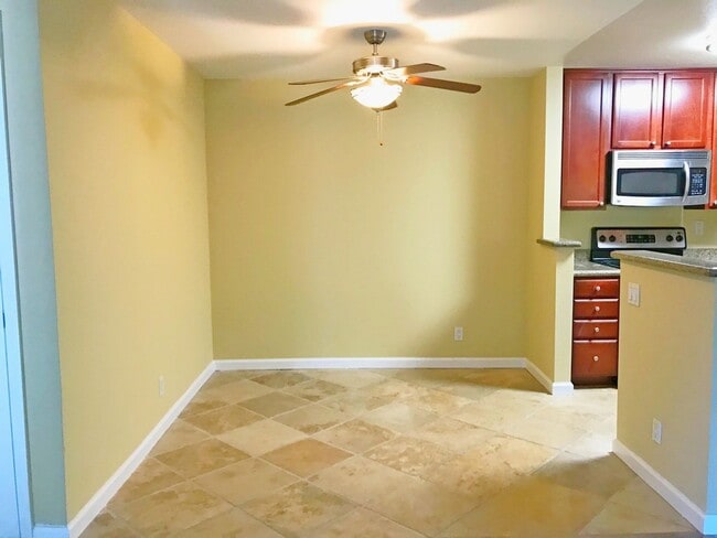 Building Photo - Deluxe Condo-2 BR / 2 BA near Santana Row/...