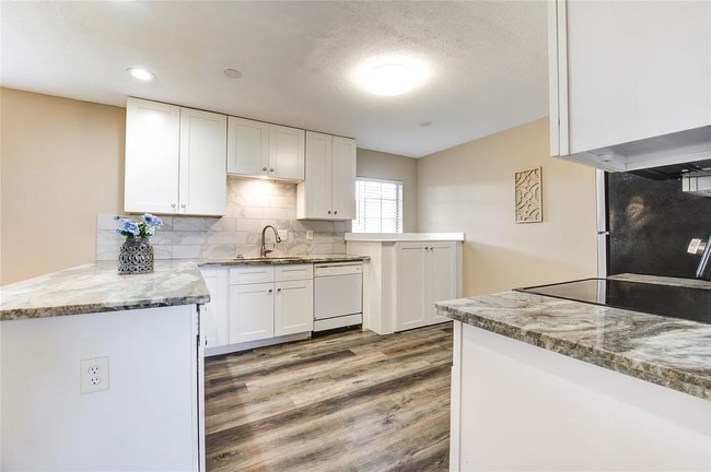 Building Photo - 2101 Fountain View Dr