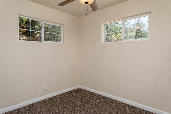Foto del edificio - SPACIOUS 3 BED 1 BATH IN SHASTA LAKE CITY