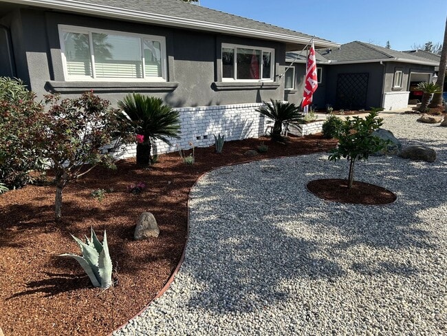 Building Photo - Beautiful 6-Bedroom Home with Pool & Outdo...