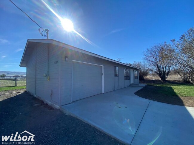 Building Photo - Beautiful 3BD/1BA Haven - Your dream home ...