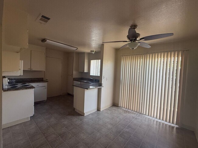 Foto del edificio - 3 Bed, 2 Bath Home with 2-Car Garage in Quail Lake Area