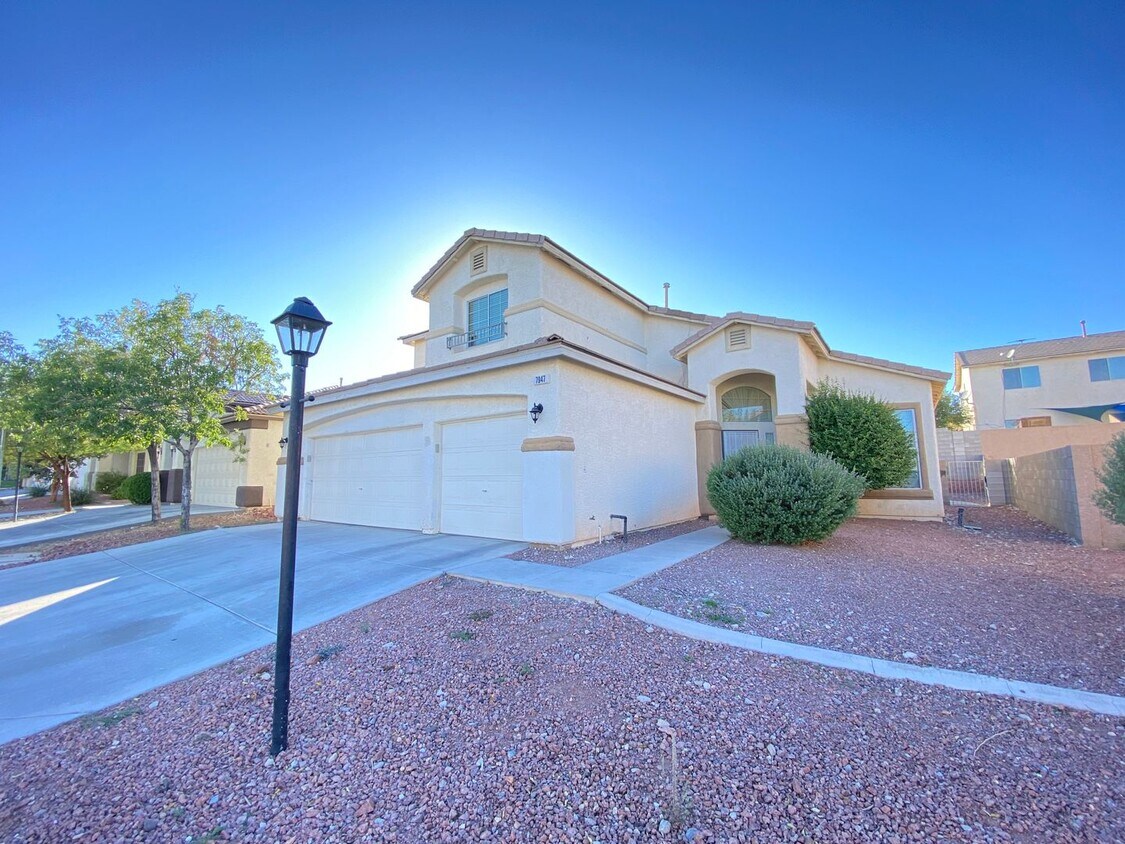Primary Photo - *BEAUTIFUL 3 CAR GARAGE HOME IN THE NORTH ...