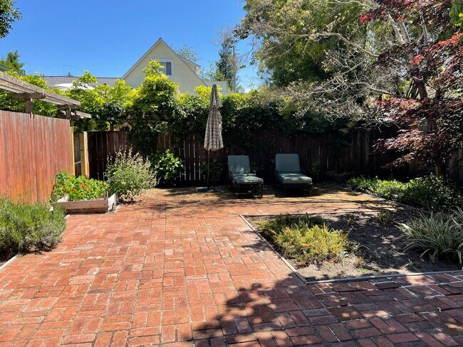 Building Photo - 207 Kent Ave